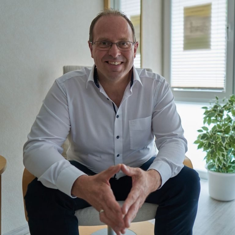Thorsten Springauf sitzt in seiner Praxis in Nettetal